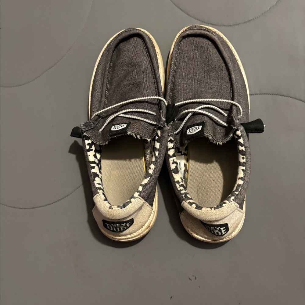 Men's size 9 hey dudes